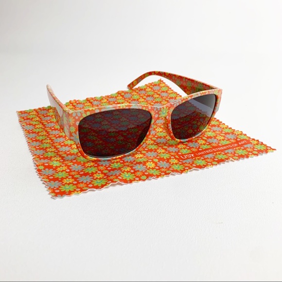 Daisy Printed Sunglasses with Matching Wipe Cloth - Picture 1 of 5